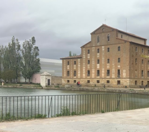 Navega por el Canal de Castilla