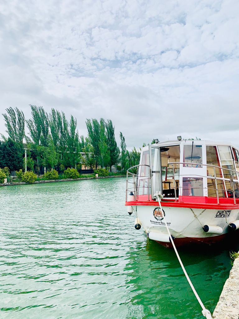 Navega por el Canal de Castilla