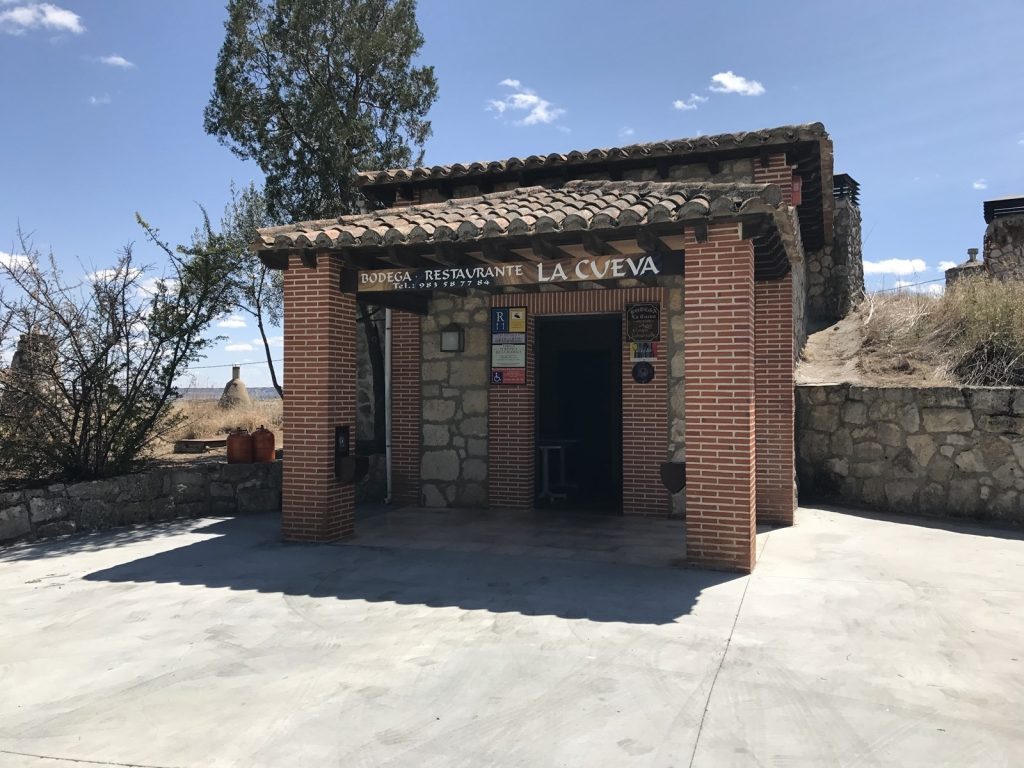 Casa de ladrillo de acceso a la bodega