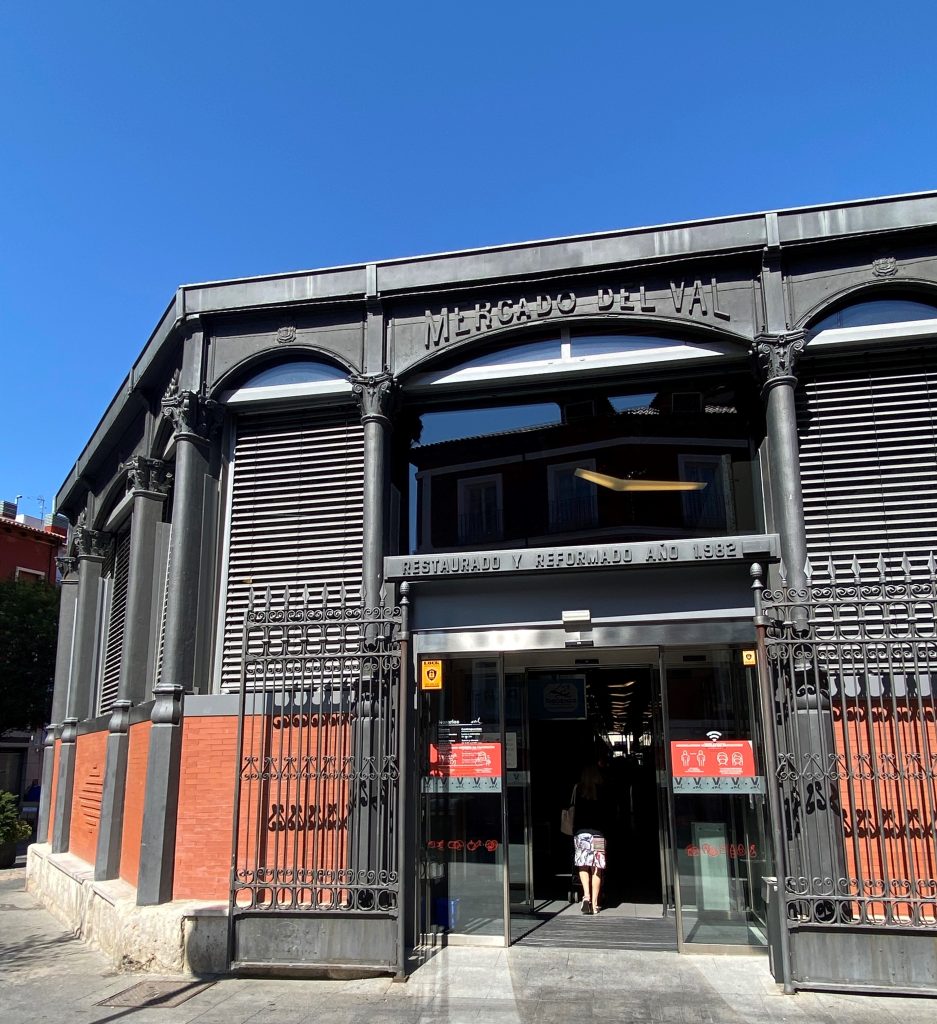 Entrada de edificio con verjas de hierro