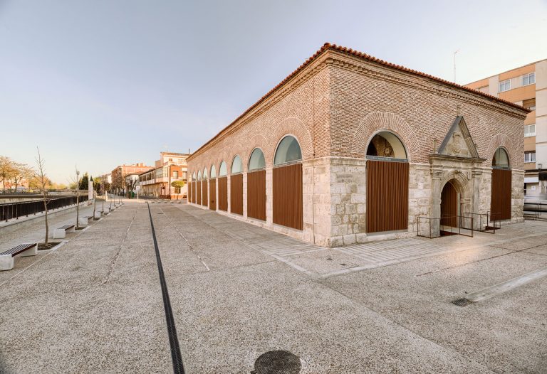 Edificio de ladrillo y piedra