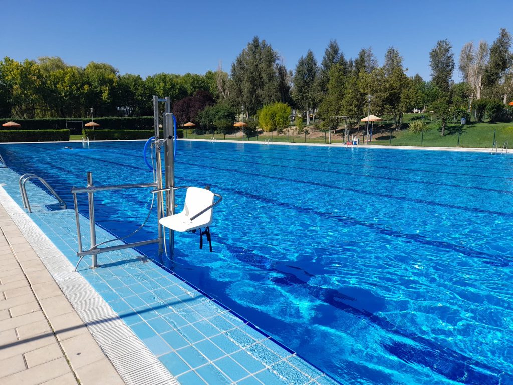 Piscina al aire libre con grúa