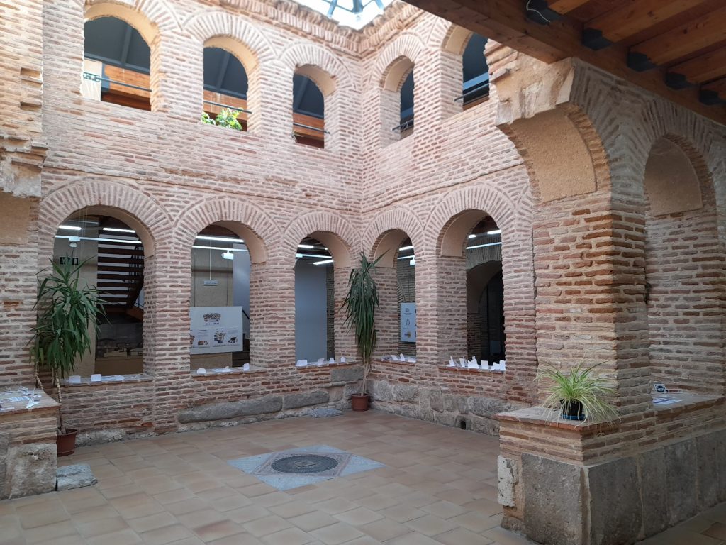 Patio interior con arcos de ladrillo y ventanas