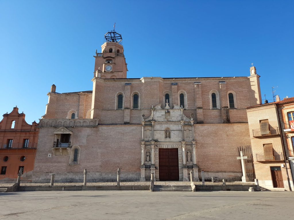 Iglesia donde podemos ver de lejos la torre y el acceso