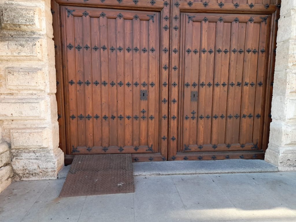 Puertas de madera que dan acceso a la Colegiata de San Antolín 