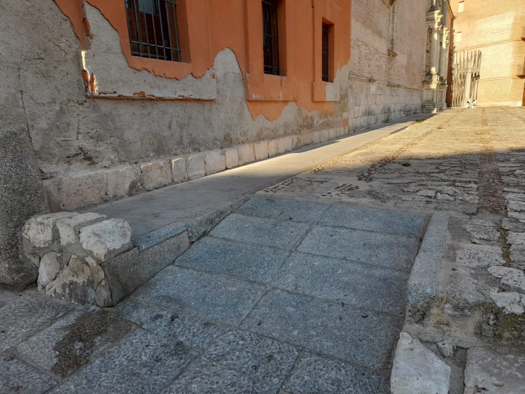 Rampa de acceso a nivel de suelo de la iglesia