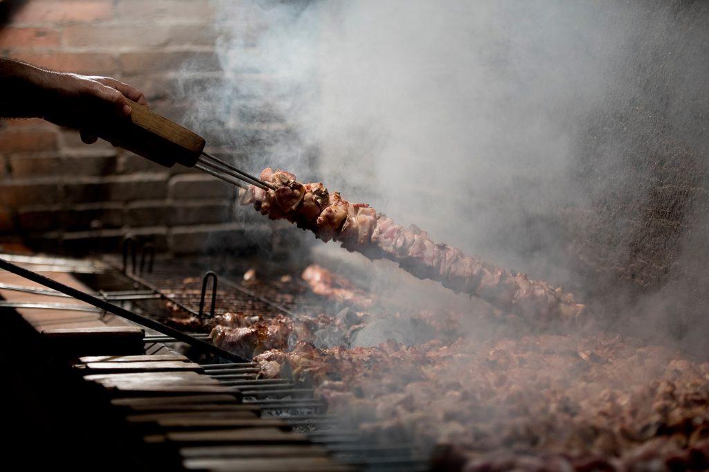 Pinchos de lechazos en brasas