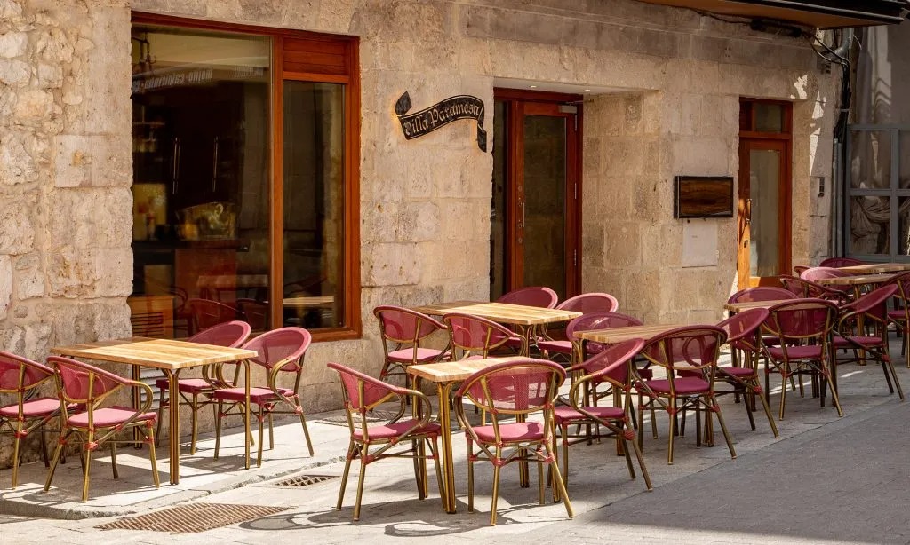 Terraza del restuarante. Se ven sillas y mesas