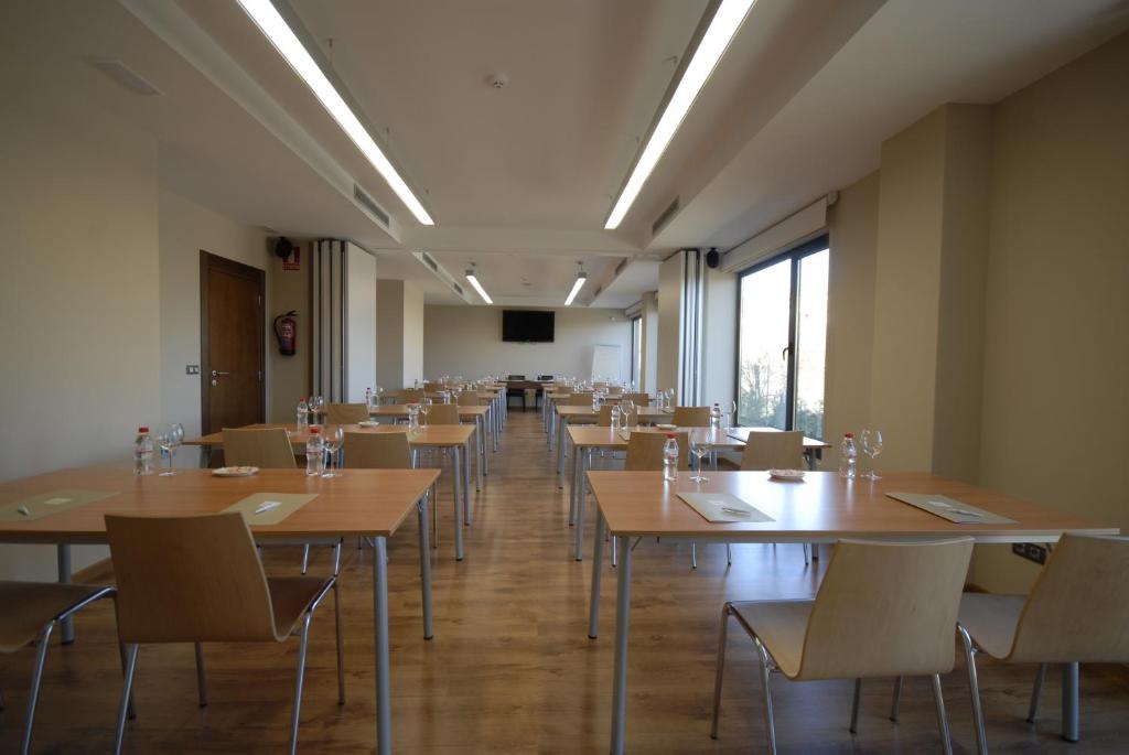 Sala reuniones con mesas y sillas
