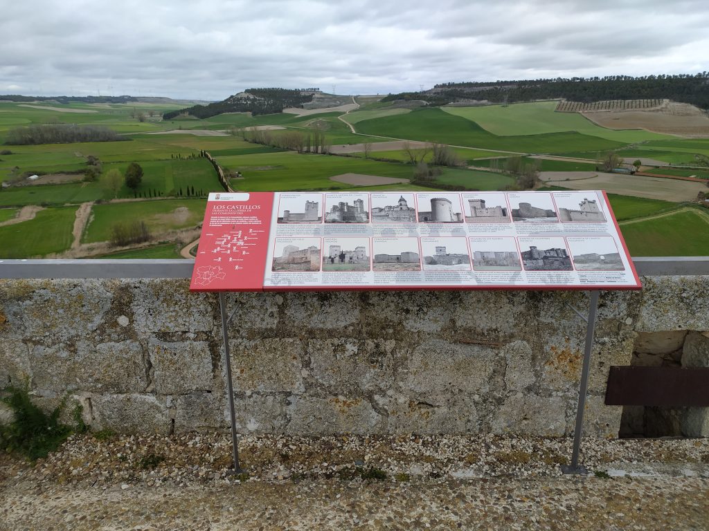 Es la imágen de las vistas desde lo alto del castillo de Torrelobatón sobre los verdes campos de trigo.