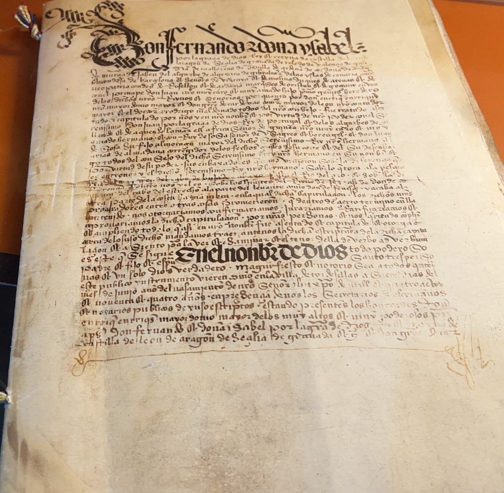 Es el Tratado de Tordesillas, un documento de papel antiguo, escrito con pluma con letras medievales.